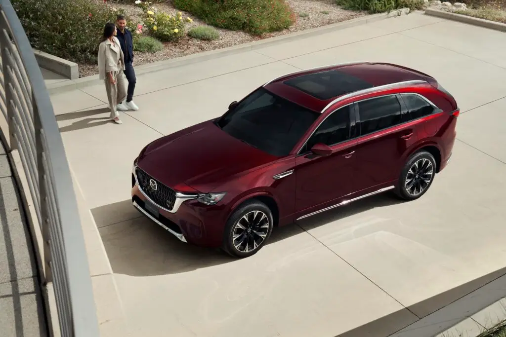 RS64080_2022_CX-90_US_LHD_C016_High-_EXT_FQ_Panoramicsunroof_INT_White_3Rowsfromoutside_ArtisanRed_H3T_until_Jan31th2028